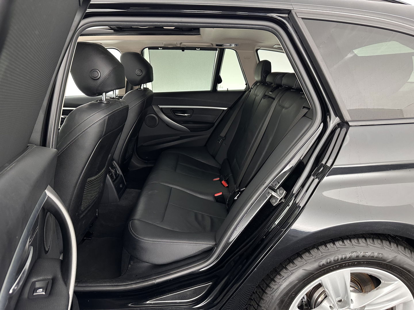 BMW 3 Serie Touring 320d EDE Executive Aut. *PANO | LEATHER | FULL-LED | DIGI-COCKPIT | HEATED-SPORTSEATS | NAVI-FULLMAP | PRIVACY-GLASS | ECC | KEYLESS | LANE-ASSIST | PDC | CRUISE | TOWBAR | 18''ALU*