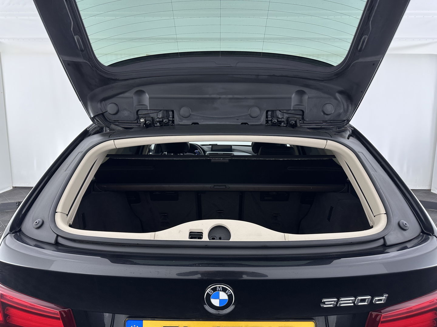 BMW 3 Serie Touring 320d EDE Executive Aut. *PANO | LEATHER | FULL-LED | DIGI-COCKPIT | HEATED-SPORTSEATS | NAVI-FULLMAP | PRIVACY-GLASS | ECC | KEYLESS | LANE-ASSIST | PDC | CRUISE | TOWBAR | 18''ALU*