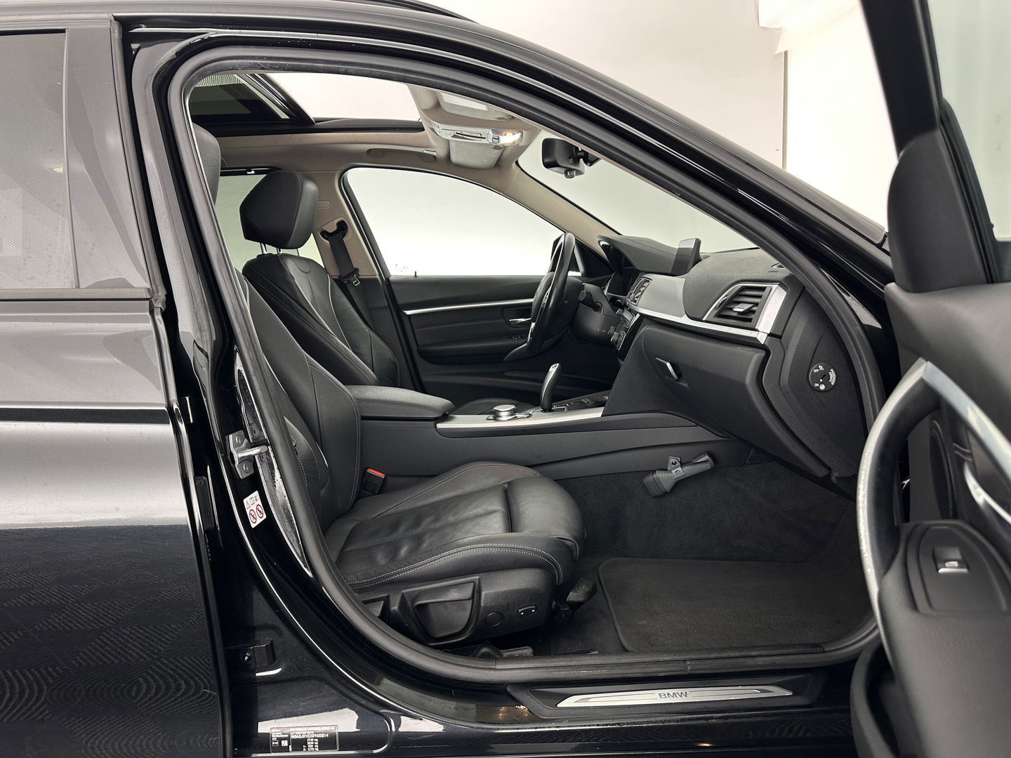 BMW 3 Serie Touring 320d EDE Executive Aut. *PANO | LEATHER | FULL-LED | DIGI-COCKPIT | HEATED-SPORTSEATS | NAVI-FULLMAP | PRIVACY-GLASS | ECC | KEYLESS | LANE-ASSIST | PDC | CRUISE | TOWBAR | 18''ALU*