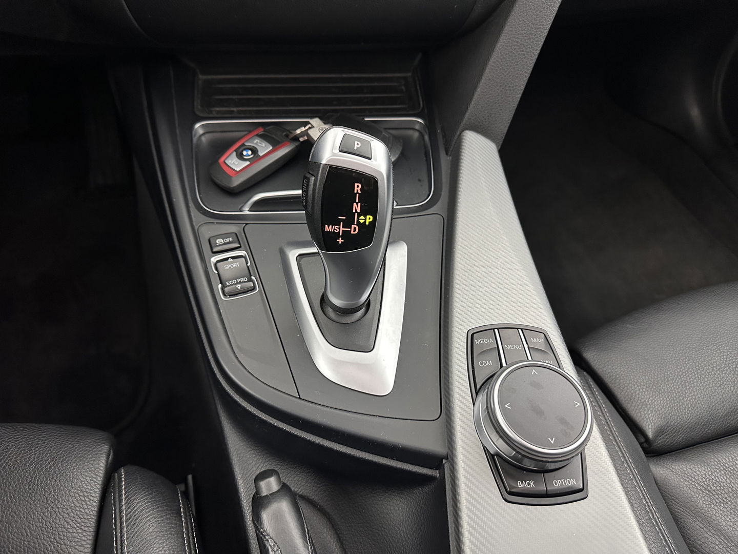 BMW 3 Serie Touring 320d EDE Executive Aut. *PANO | LEATHER | FULL-LED | DIGI-COCKPIT | HEATED-SPORTSEATS | NAVI-FULLMAP | PRIVACY-GLASS | ECC | KEYLESS | LANE-ASSIST | PDC | CRUISE | TOWBAR | 18''ALU*