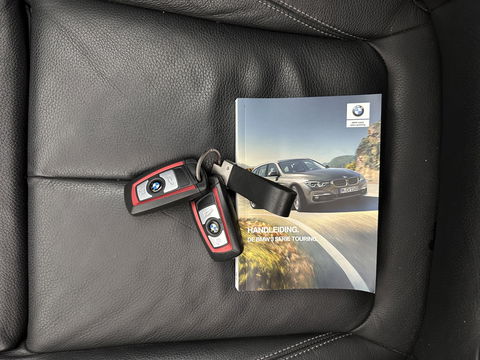 BMW 3 Serie Touring 320d EDE Executive Aut. *PANO | LEATHER | FULL-LED | DIGI-COCKPIT | HEATED-SPORTSEATS | NAVI-FULLMAP | PRIVACY-GLASS | ECC | KEYLESS | LANE-ASSIST | PDC | CRUISE | TOWBAR | 18''ALU*