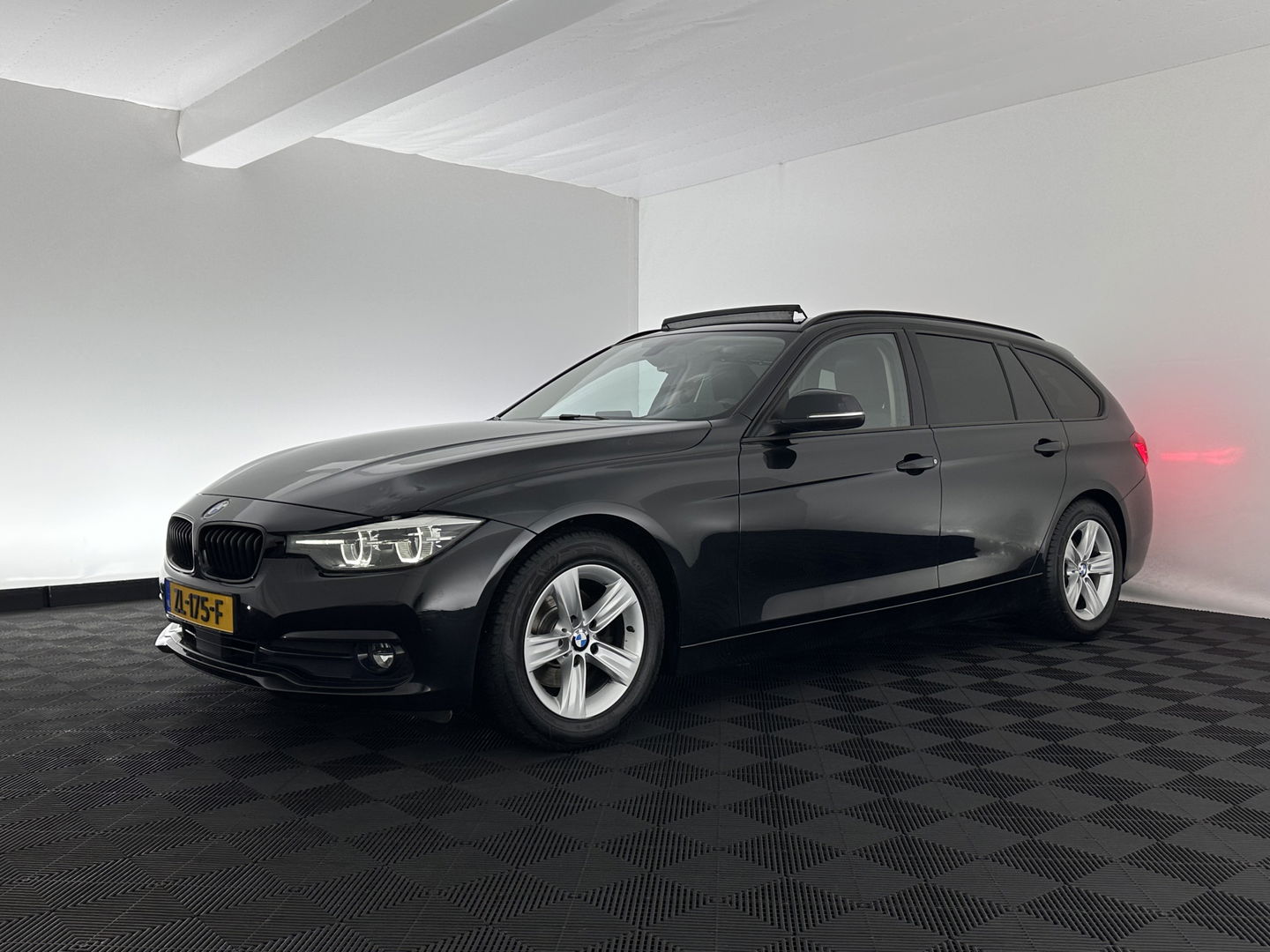BMW 3 Serie Touring 320d EDE Executive Aut. *PANO | LEATHER | FULL-LED | DIGI-COCKPIT | HEATED-SPORTSEATS | NAVI-FULLMAP | PRIVACY-GLASS | ECC | KEYLESS | LANE-ASSIST | PDC | CRUISE | TOWBAR | 18''ALU*