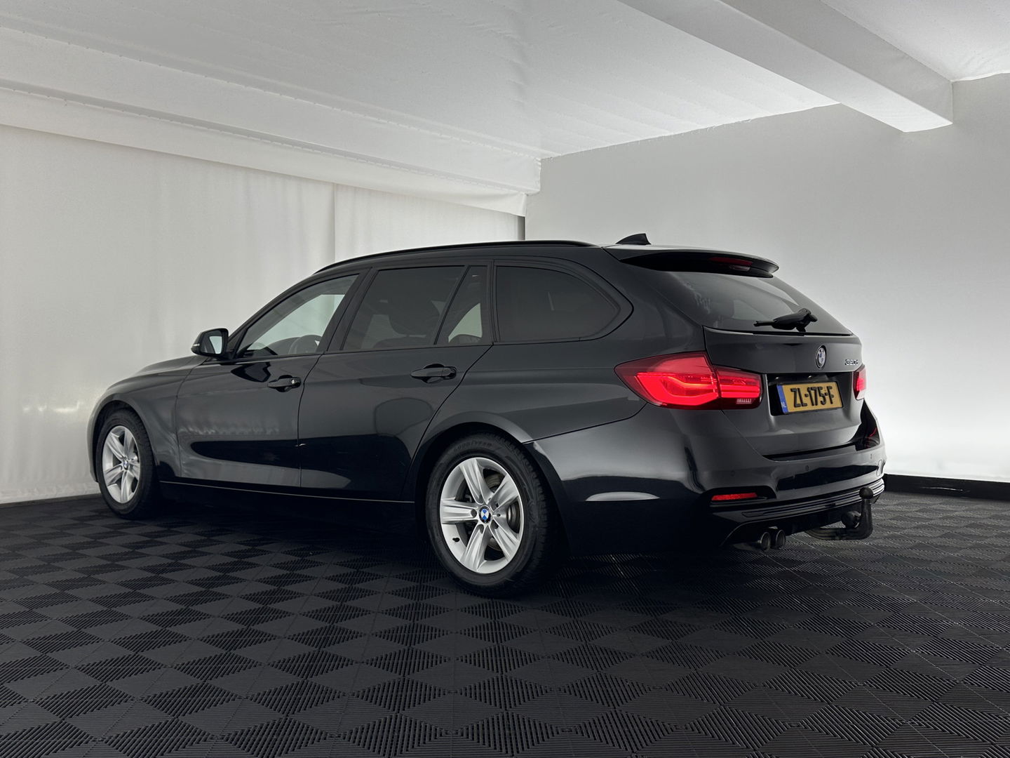 BMW 3 Serie Touring 320d EDE Executive Aut. *PANO | LEATHER | FULL-LED | DIGI-COCKPIT | HEATED-SPORTSEATS | NAVI-FULLMAP | PRIVACY-GLASS | ECC | KEYLESS | LANE-ASSIST | PDC | CRUISE | TOWBAR | 18''ALU*