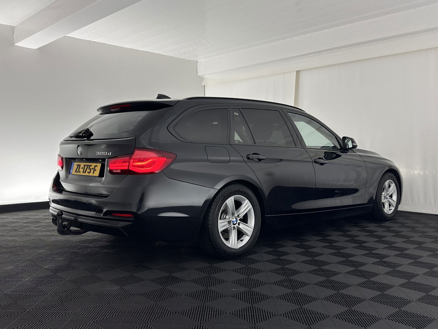 BMW 3 Serie Touring 320d EDE Executive Aut. *PANO | LEATHER | FULL-LED | DIGI-COCKPIT | HEATED-SPORTSEATS | NAVI-FULLMAP | PRIVACY-GLASS | ECC | KEYLESS | LANE-ASSIST | PDC | CRUISE | TOWBAR | 18''ALU*
