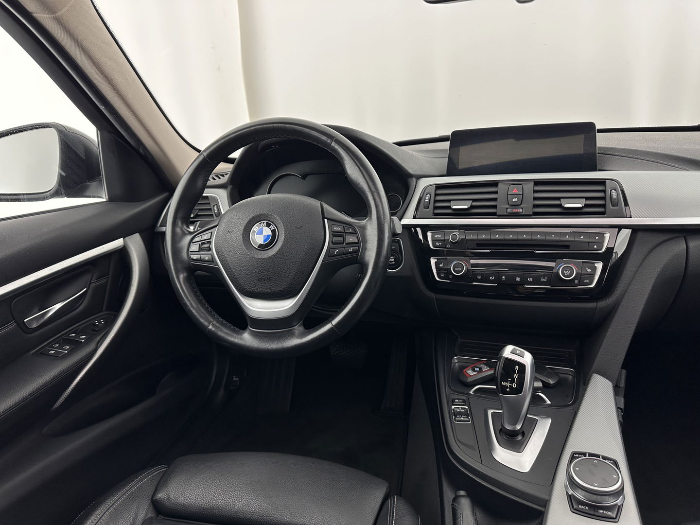 BMW 3 Serie Touring 320d EDE Executive Aut. *PANO | LEATHER | FULL-LED | DIGI-COCKPIT | HEATED-SPORTSEATS | NAVI-FULLMAP | PRIVACY-GLASS | ECC | KEYLESS | LANE-ASSIST | PDC | CRUISE | TOWBAR | 18''ALU*