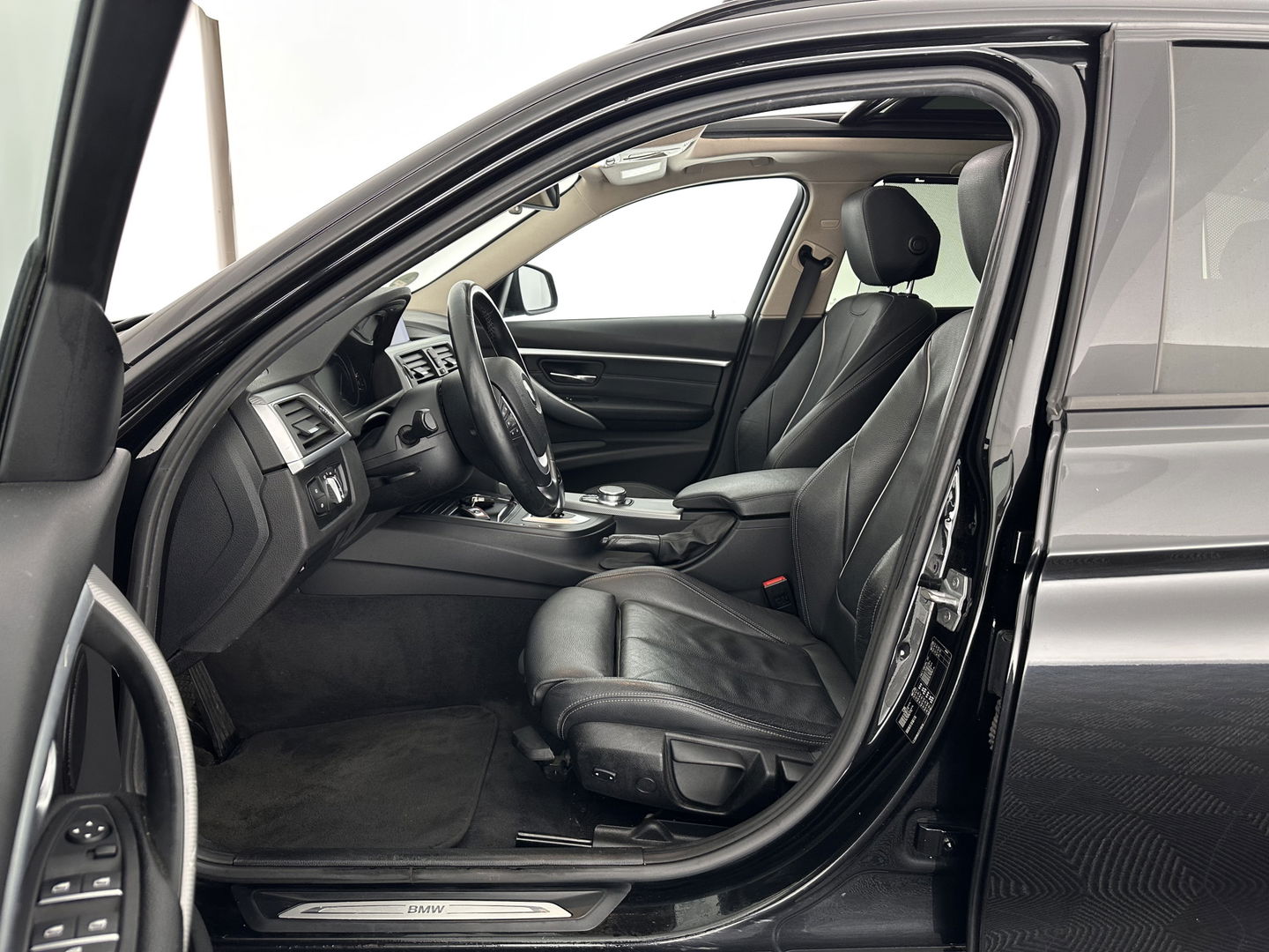 BMW 3 Serie Touring 320d EDE Executive Aut. *PANO | LEATHER | FULL-LED | DIGI-COCKPIT | HEATED-SPORTSEATS | NAVI-FULLMAP | PRIVACY-GLASS | ECC | KEYLESS | LANE-ASSIST | PDC | CRUISE | TOWBAR | 18''ALU*