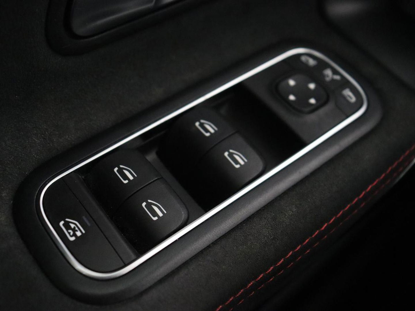 Mercedes-Benz A-Klasse 250e AMG Limited | Carplay | Stoelverwarming | Leder/Alcantara | Widescreen | Sfeerverlichting | Navigatie | Camera | Full LED | Park Assist | PHEV | Plug In