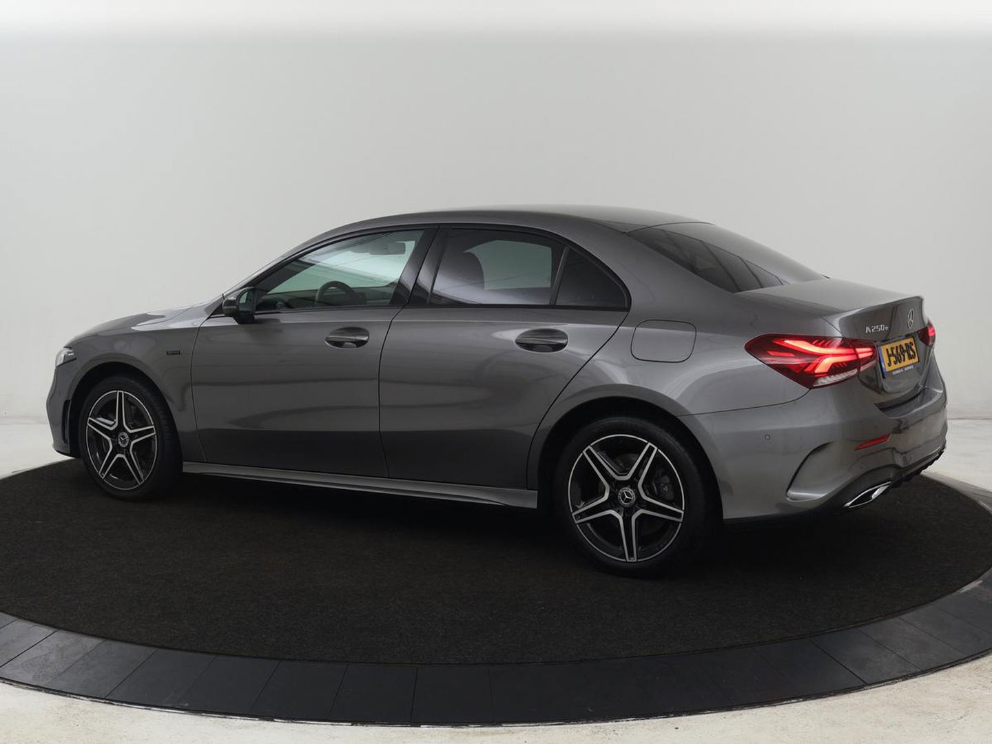 Mercedes-Benz A-Klasse 250e AMG Limited | Carplay | Stoelverwarming | Leder/Alcantara | Widescreen | Sfeerverlichting | Navigatie | Camera | Full LED | Park Assist | PHEV | Plug In