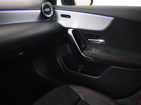 Mercedes-Benz A-Klasse 250e AMG Limited | Carplay | Stoelverwarming | Leder/Alcantara | Widescreen | Sfeerverlichting | Navigatie | Camera | Full LED | Park Assist | PHEV | Plug In