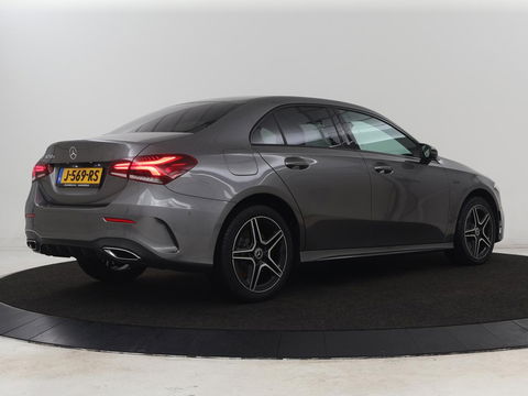 Mercedes-Benz A-Klasse 250e AMG Limited | Carplay | Stoelverwarming | Leder/Alcantara | Widescreen | Sfeerverlichting | Navigatie | Camera | Full LED | Park Assist | PHEV | Plug In