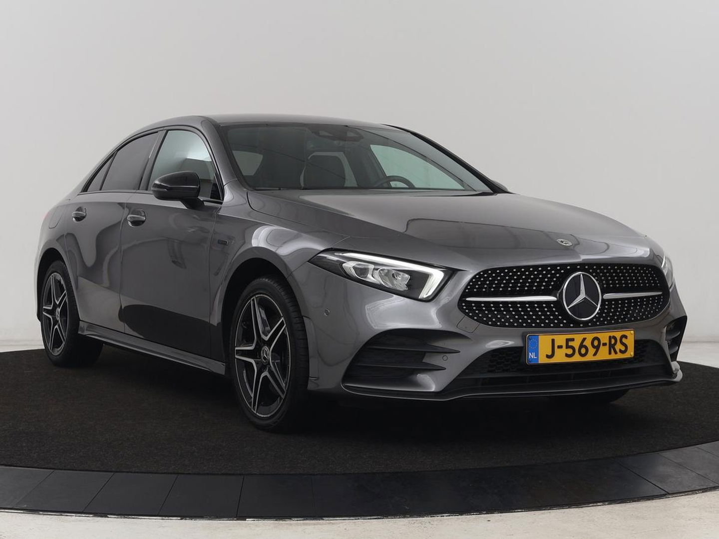 Mercedes-Benz A-Klasse 250e AMG Limited | Carplay | Stoelverwarming | Leder/Alcantara | Widescreen | Sfeerverlichting | Navigatie | Camera | Full LED | Park Assist | PHEV | Plug In