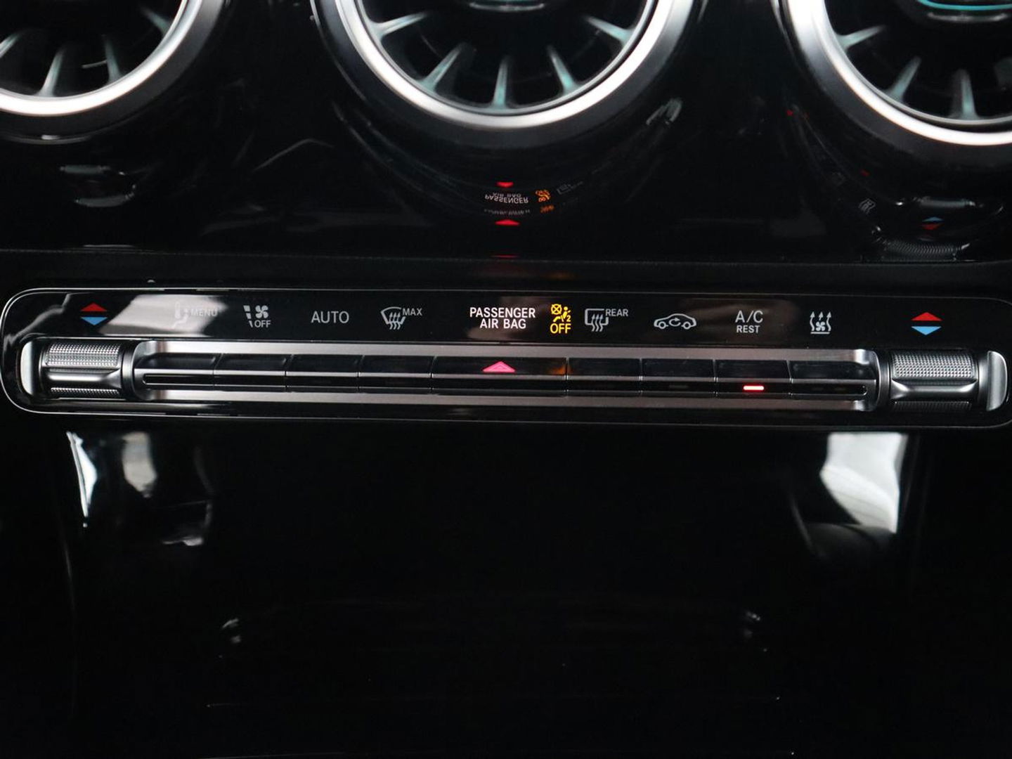 Mercedes-Benz A-Klasse 250e AMG Limited | Carplay | Stoelverwarming | Leder/Alcantara | Widescreen | Sfeerverlichting | Navigatie | Camera | Full LED | Park Assist | PHEV | Plug In