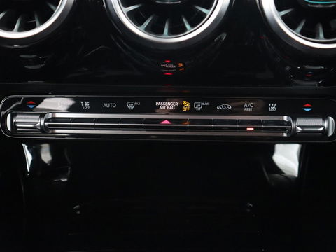 Mercedes-Benz A-Klasse 250e AMG Limited | Carplay | Stoelverwarming | Leder/Alcantara | Widescreen | Sfeerverlichting | Navigatie | Camera | Full LED | Park Assist | PHEV | Plug In
