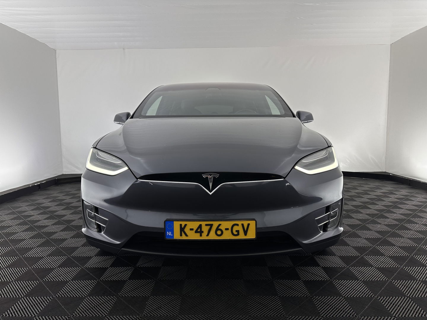 Tesla Model X Long Range [ 3-Fase ] (INCL.BTW) Aut. *PANO-WINDOW | AUTO-PILOT | LEATHER | TOP-VIEW | NAVI-FULLMAP | FULL-LED | AIR-SUSPENSION | DIGI-COCKPIT | KEYLESS | CAMERA | DAB+ | HEATED-COMFORTSEATS | TOWBAR | 20''ALU*