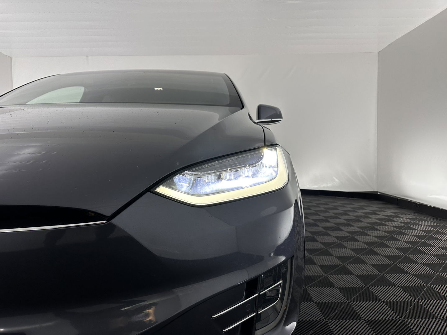 Tesla Model X Long Range [ 3-Fase ] (INCL.BTW) Aut. *PANO-WINDOW | AUTO-PILOT | LEATHER | TOP-VIEW | NAVI-FULLMAP | FULL-LED | AIR-SUSPENSION | DIGI-COCKPIT | KEYLESS | CAMERA | DAB+ | HEATED-COMFORTSEATS | TOWBAR | 20''ALU*