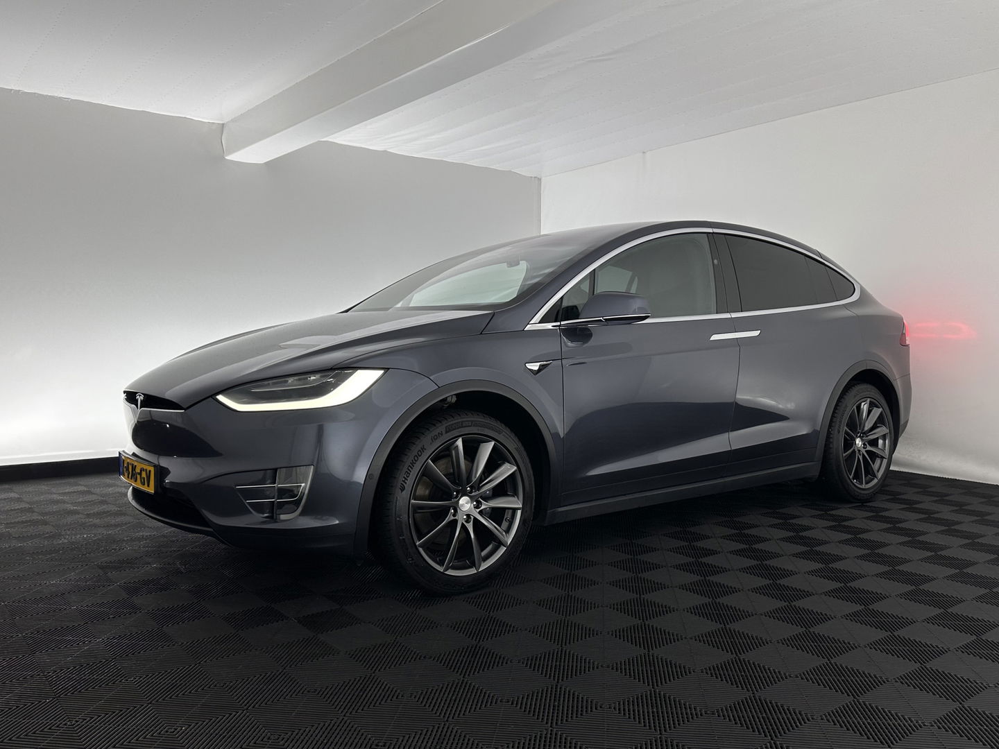 Tesla Model X Long Range [ 3-Fase ] (INCL.BTW) Aut. *PANO-WINDOW | AUTO-PILOT | LEATHER | TOP-VIEW | NAVI-FULLMAP | FULL-LED | AIR-SUSPENSION | DIGI-COCKPIT | KEYLESS | CAMERA | DAB+ | HEATED-COMFORTSEATS | TOWBAR | 20''ALU*