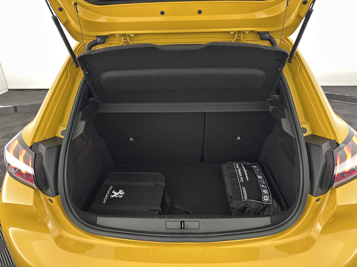 Peugeot e-208 EV GT 350 50 kWh [ 3-Fase ] {SOH-88%} (INCL.BTW) *FULL-LED | DIGI-COCKPIT | BLINDSPOT | CAMERA | LEATHER-ALCANTARA | AMBIENT-LIGHT | NAVI-FULLMAP | LANE-ASSIST | KEYLESS | DAB | CCS-FASTLOADER | HEATED-SPORTSEATS | 17''ALU