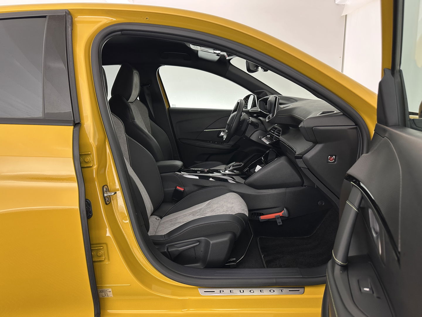 Peugeot e-208 EV GT 350 50 kWh [ 3-Fase ] {SOH-88%} (INCL.BTW) *FULL-LED | DIGI-COCKPIT | BLINDSPOT | CAMERA | LEATHER-ALCANTARA | AMBIENT-LIGHT | NAVI-FULLMAP | LANE-ASSIST | KEYLESS | DAB | CCS-FASTLOADER | HEATED-SPORTSEATS | 17''ALU