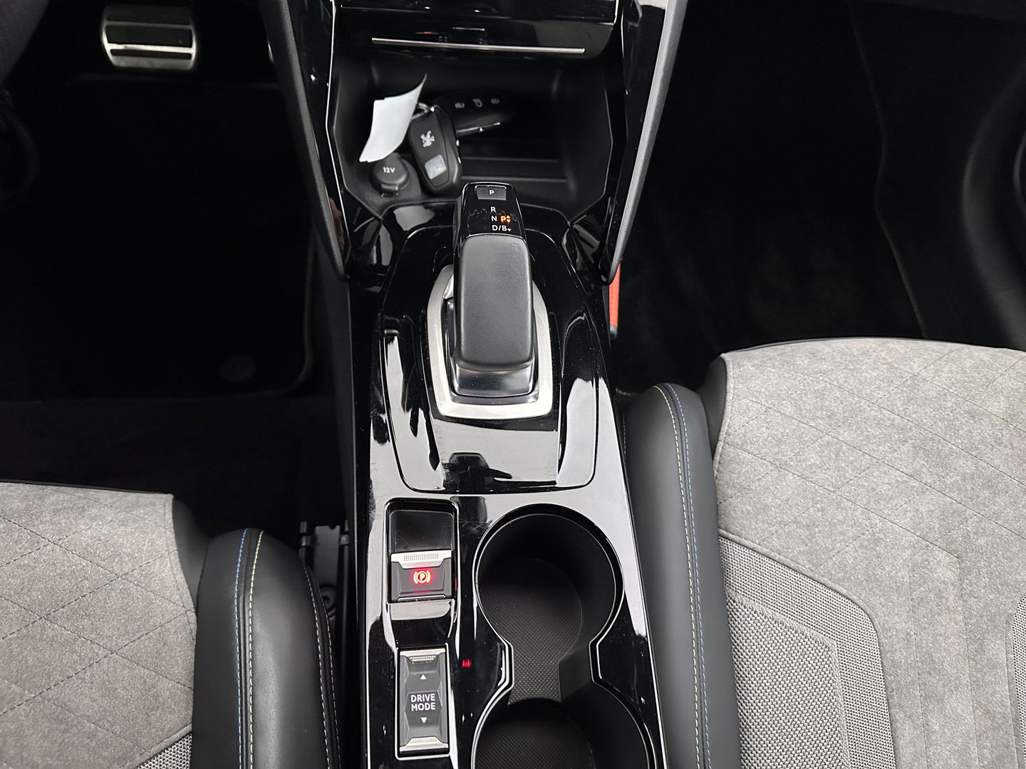 Peugeot e-208 EV GT 350 50 kWh [ 3-Fase ] {SOH-88%} (INCL.BTW) *FULL-LED | DIGI-COCKPIT | BLINDSPOT | CAMERA | LEATHER-ALCANTARA | AMBIENT-LIGHT | NAVI-FULLMAP | LANE-ASSIST | KEYLESS | DAB | CCS-FASTLOADER | HEATED-SPORTSEATS | 17''ALU