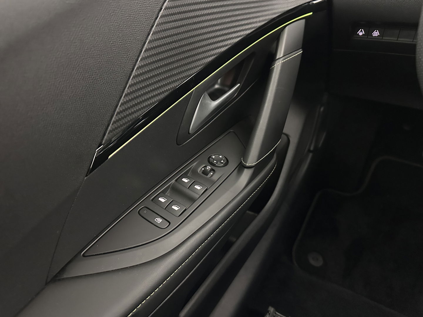 Peugeot e-208 EV GT 350 50 kWh [ 3-Fase ] {SOH-88%} (INCL.BTW) *FULL-LED | DIGI-COCKPIT | BLINDSPOT | CAMERA | LEATHER-ALCANTARA | AMBIENT-LIGHT | NAVI-FULLMAP | LANE-ASSIST | KEYLESS | DAB | CCS-FASTLOADER | HEATED-SPORTSEATS | 17''ALU