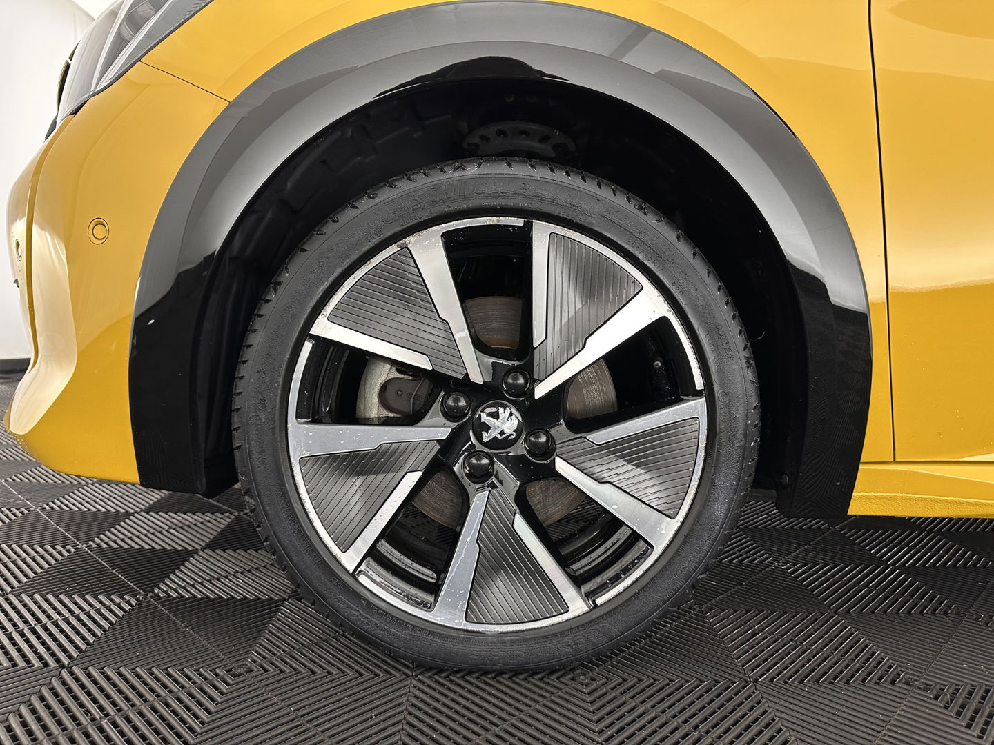 Peugeot e-208 EV GT 350 50 kWh [ 3-Fase ] {SOH-88%} (INCL.BTW) *FULL-LED | DIGI-COCKPIT | BLINDSPOT | CAMERA | LEATHER-ALCANTARA | AMBIENT-LIGHT | NAVI-FULLMAP | LANE-ASSIST | KEYLESS | DAB | CCS-FASTLOADER | HEATED-SPORTSEATS | 17''ALU