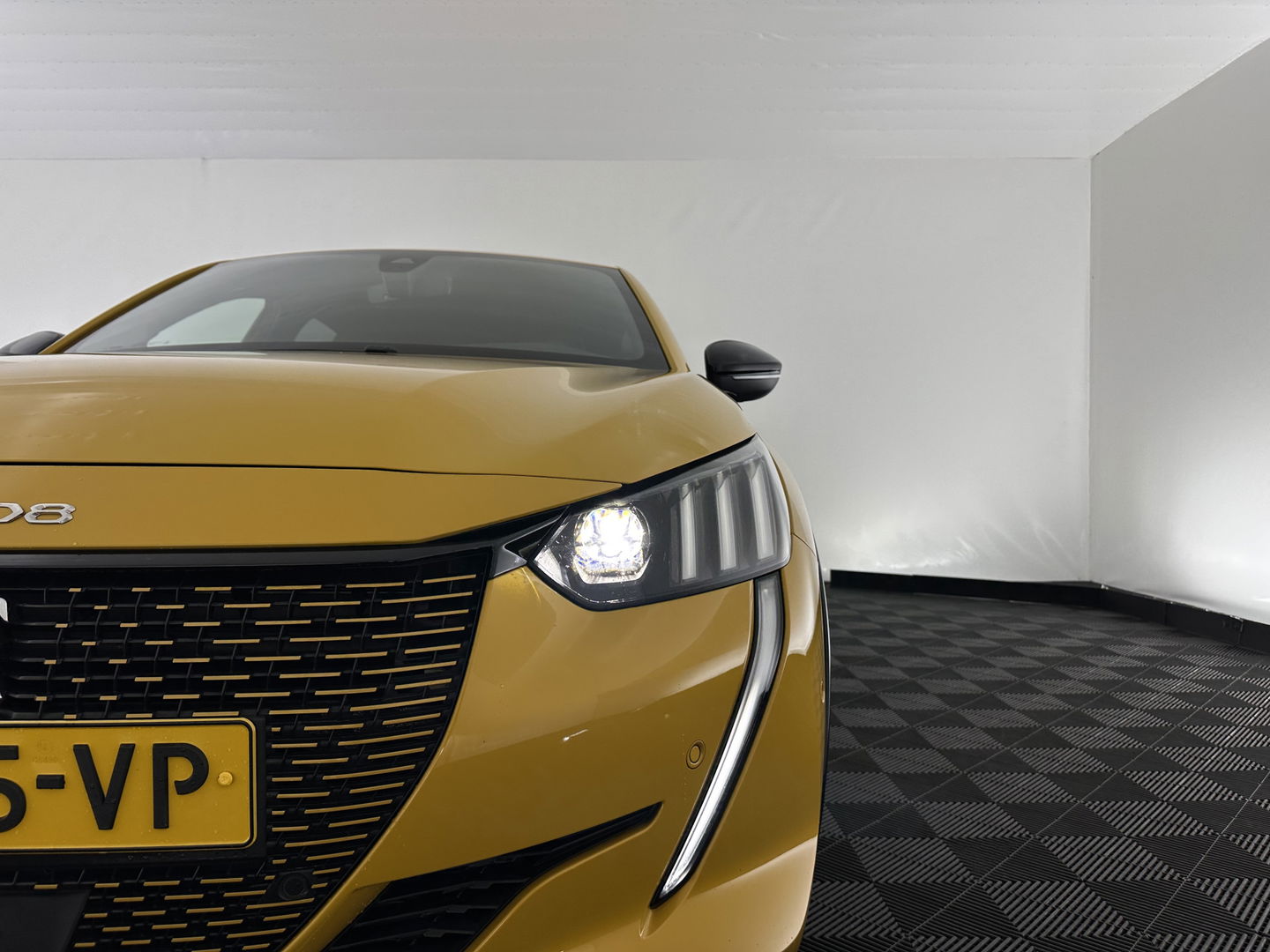 Peugeot e-208 EV GT 350 50 kWh [ 3-Fase ] {SOH-88%} (INCL.BTW) *FULL-LED | DIGI-COCKPIT | BLINDSPOT | CAMERA | LEATHER-ALCANTARA | AMBIENT-LIGHT | NAVI-FULLMAP | LANE-ASSIST | KEYLESS | DAB | CCS-FASTLOADER | HEATED-SPORTSEATS | 17''ALU