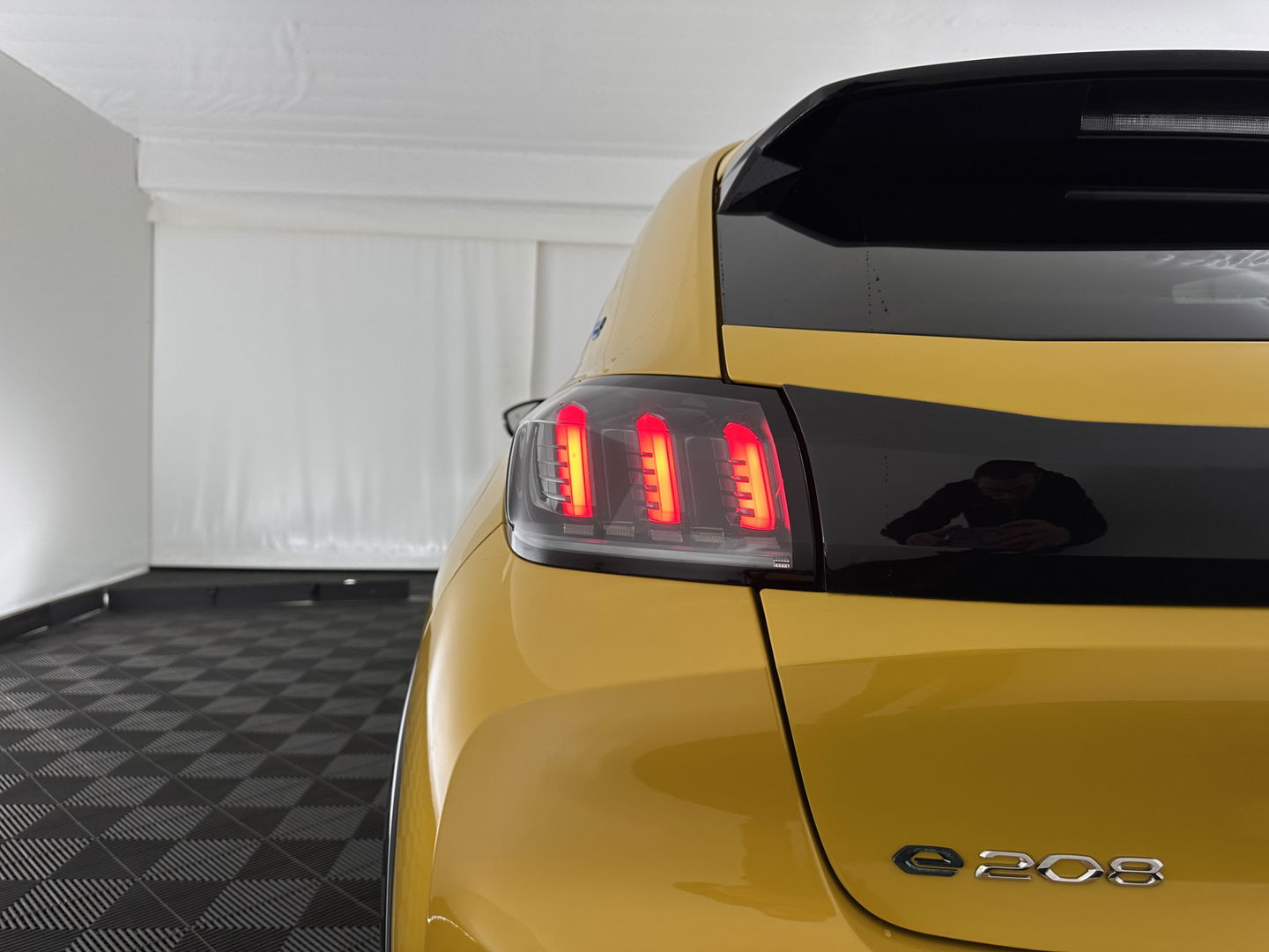 Peugeot e-208 EV GT 350 50 kWh [ 3-Fase ] {SOH-88%} (INCL.BTW) *FULL-LED | DIGI-COCKPIT | BLINDSPOT | CAMERA | LEATHER-ALCANTARA | AMBIENT-LIGHT | NAVI-FULLMAP | LANE-ASSIST | KEYLESS | DAB | CCS-FASTLOADER | HEATED-SPORTSEATS | 17''ALU