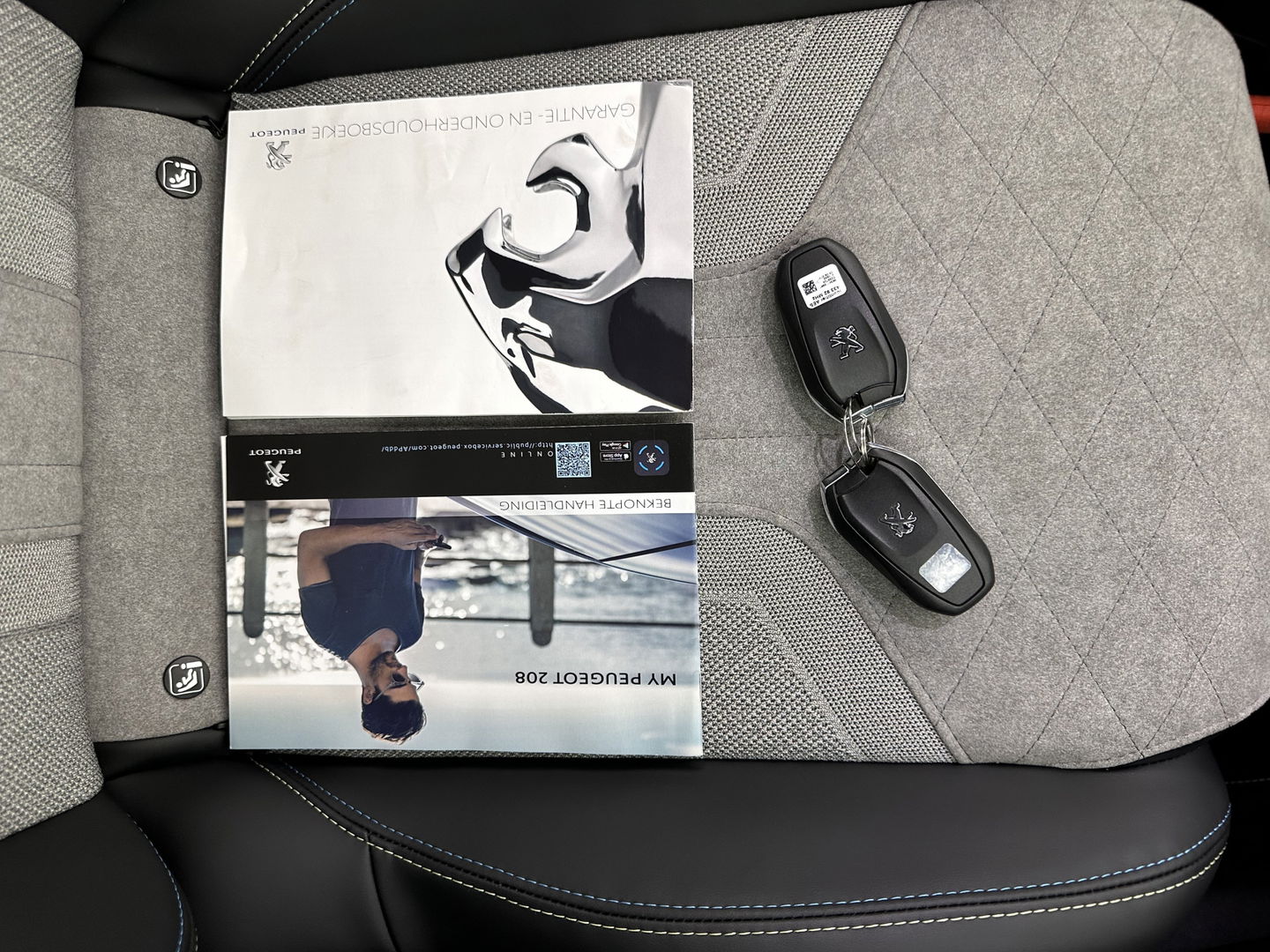 Peugeot e-208 EV GT 350 50 kWh [ 3-Fase ] {SOH-88%} (INCL.BTW) *FULL-LED | DIGI-COCKPIT | BLINDSPOT | CAMERA | LEATHER-ALCANTARA | AMBIENT-LIGHT | NAVI-FULLMAP | LANE-ASSIST | KEYLESS | DAB | CCS-FASTLOADER | HEATED-SPORTSEATS | 17''ALU