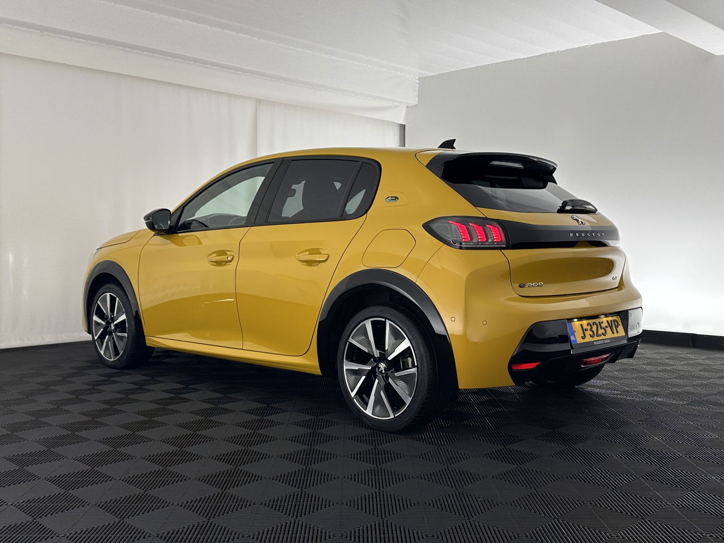 Peugeot e-208 EV GT 350 50 kWh [ 3-Fase ] {SOH-88%} (INCL.BTW) *FULL-LED | DIGI-COCKPIT | BLINDSPOT | CAMERA | LEATHER-ALCANTARA | AMBIENT-LIGHT | NAVI-FULLMAP | LANE-ASSIST | KEYLESS | DAB | CCS-FASTLOADER | HEATED-SPORTSEATS | 17''ALU