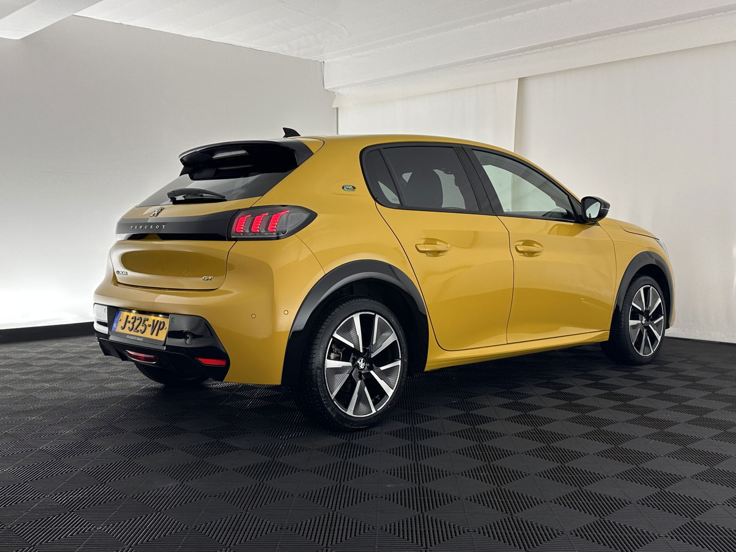 Peugeot e-208 EV GT 350 50 kWh [ 3-Fase ] {SOH-88%} (INCL.BTW) *FULL-LED | DIGI-COCKPIT | BLINDSPOT | CAMERA | LEATHER-ALCANTARA | AMBIENT-LIGHT | NAVI-FULLMAP | LANE-ASSIST | KEYLESS | DAB | CCS-FASTLOADER | HEATED-SPORTSEATS | 17''ALU