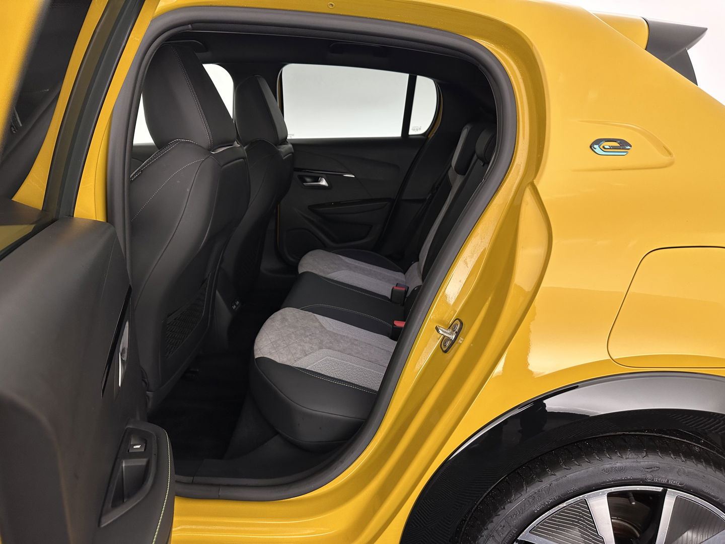 Peugeot e-208 EV GT 350 50 kWh [ 3-Fase ] {SOH-88%} (INCL.BTW) *FULL-LED | DIGI-COCKPIT | BLINDSPOT | CAMERA | LEATHER-ALCANTARA | AMBIENT-LIGHT | NAVI-FULLMAP | LANE-ASSIST | KEYLESS | DAB | CCS-FASTLOADER | HEATED-SPORTSEATS | 17''ALU