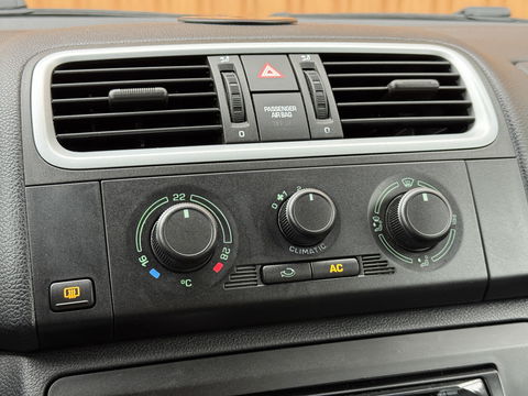 Škoda Fabia Combi 1.4-16V Ambiente | Trekhaak | All-Season Banden | Airconditioning | Isofix | Parkeersensoren | Elektrische Ramen | Elektrische Spiegels |