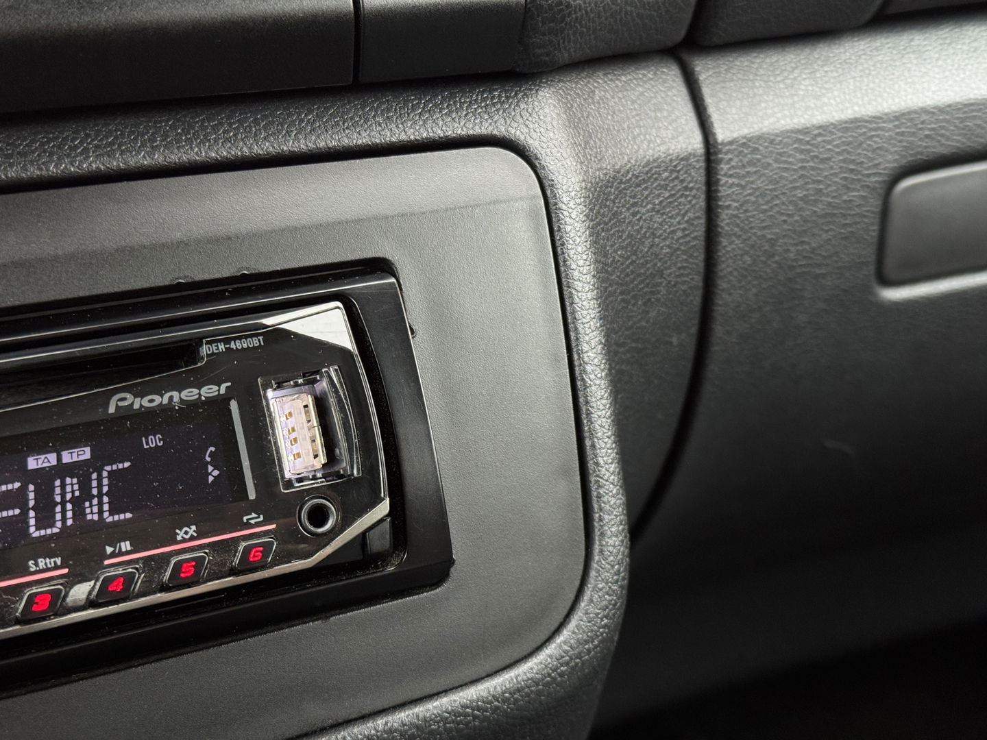 Škoda Fabia Combi 1.4-16V Ambiente | Trekhaak | All-Season Banden | Airconditioning | Isofix | Parkeersensoren | Elektrische Ramen | Elektrische Spiegels |