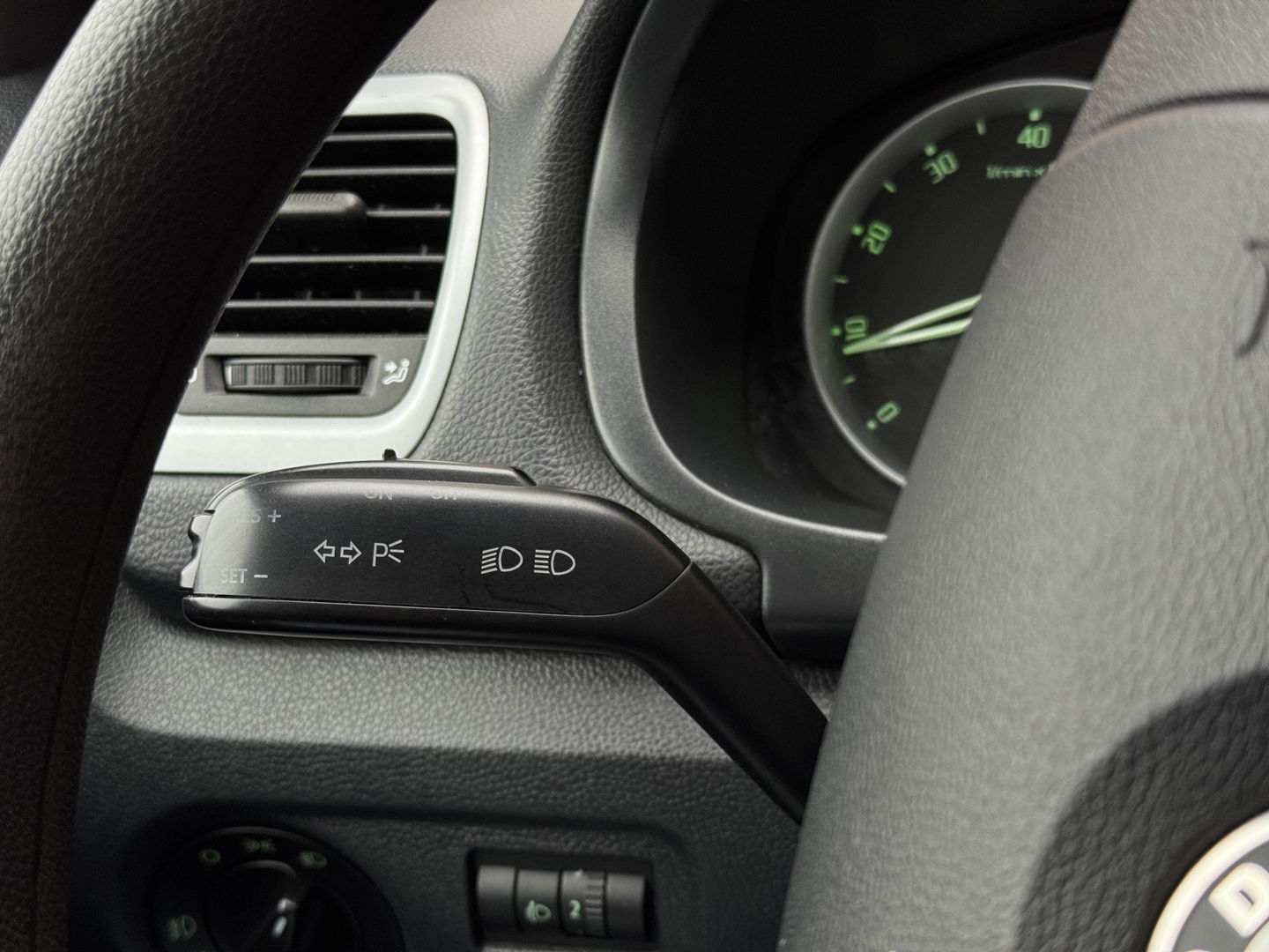 Škoda Fabia Combi 1.4-16V Ambiente | Trekhaak | All-Season Banden | Airconditioning | Isofix | Parkeersensoren | Elektrische Ramen | Elektrische Spiegels |