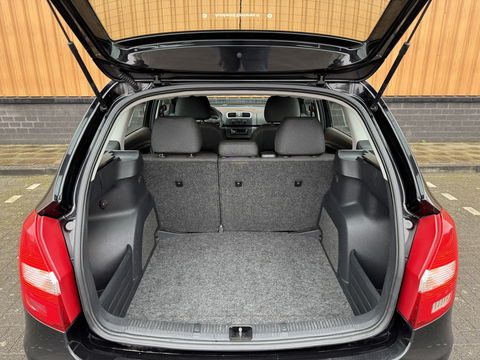 Škoda Fabia Combi 1.4-16V Ambiente | Trekhaak | All-Season Banden | Airconditioning | Isofix | Parkeersensoren | Elektrische Ramen | Elektrische Spiegels |