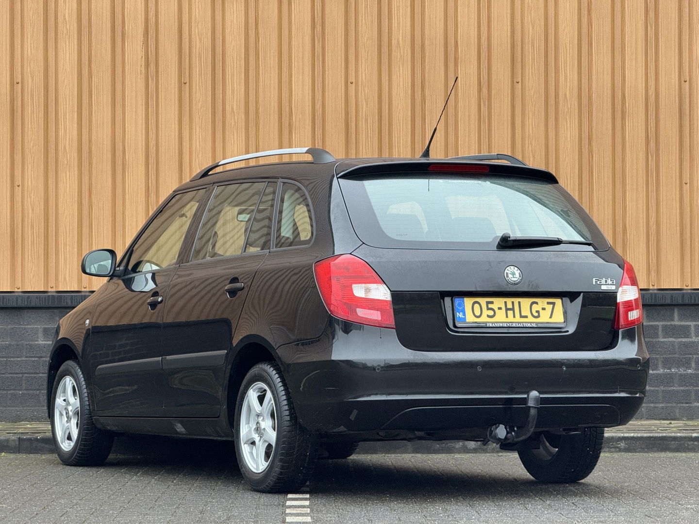 Škoda Fabia Combi 1.4-16V Ambiente | Trekhaak | All-Season Banden | Airconditioning | Isofix | Parkeersensoren | Elektrische Ramen | Elektrische Spiegels |