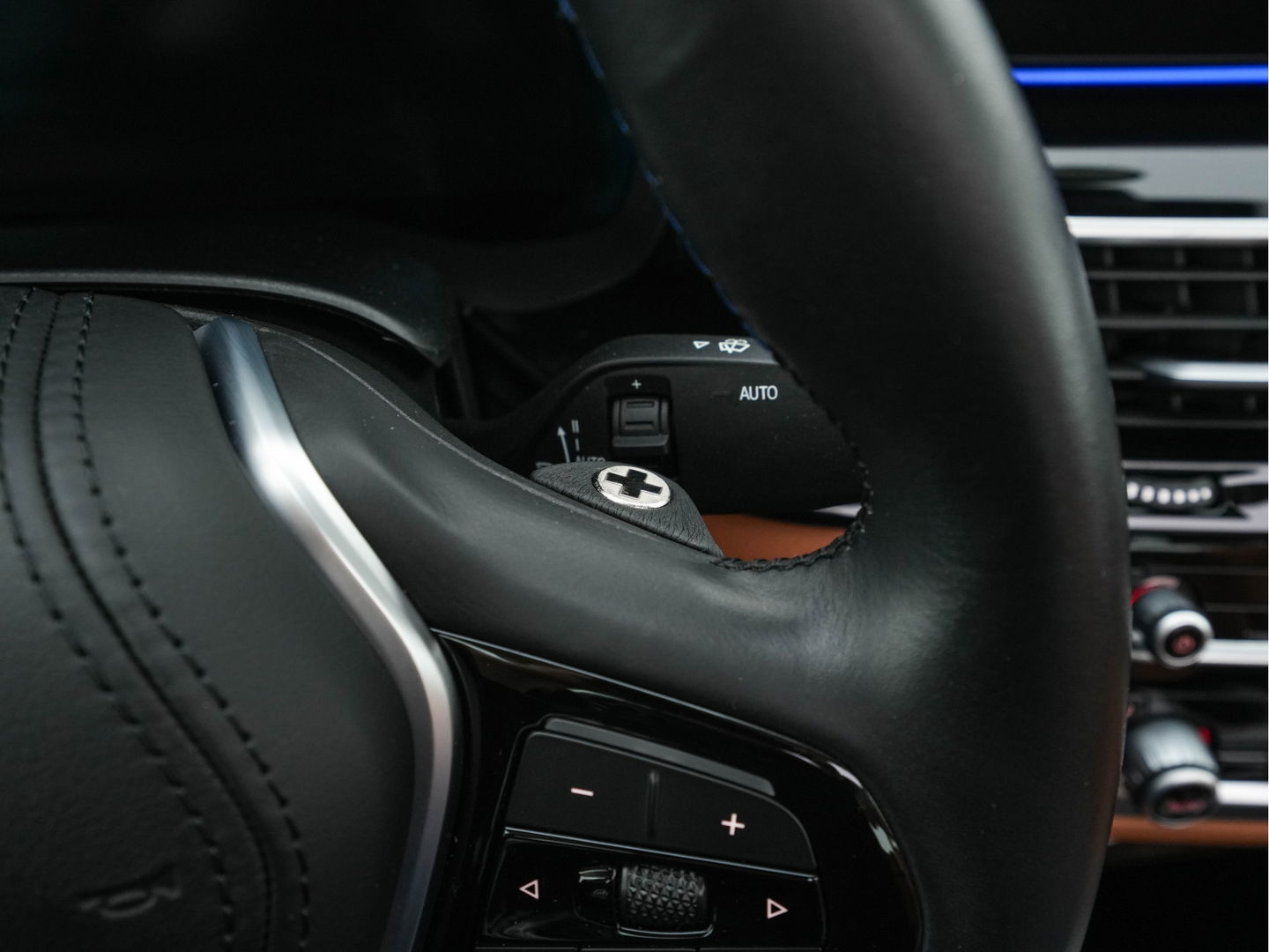 Alpina BMW ALPINA D5 S ALLRAD Aut. *PANO | LUXURY-LEATHER | FULL-LED | ADAPTIVE-CRUISE | MEMORY-PACK | CAMERA | NAVI-FULLMAP | HEATED-COMFORT-SEATS | AMBIENT-LIGHT | SHIFT-PADDLES |  TOWBAR | 20''ALU*