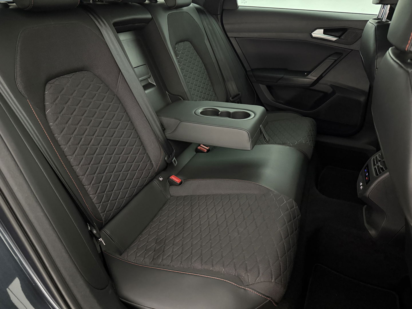 SEAT Leon Sportstourer 1.5 eTSI FR Launch Edition | Virtual | Sfeer | Adap. Cruise | Carplay | Parkeersens. | Navi | NAP