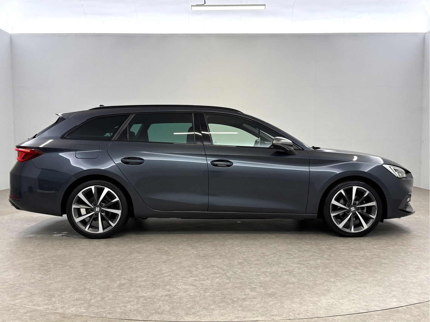 SEAT Leon Sportstourer 1.5 eTSI FR Launch Edition | Virtual | Sfeer | Adap. Cruise | Carplay | Parkeersens. | Navi | NAP