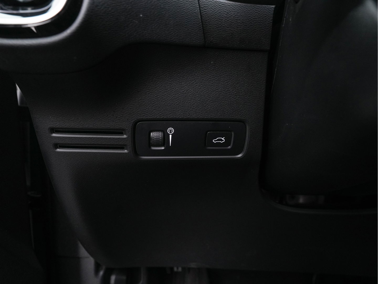 Volvo C40 Recharge Twin Intro Edition 78 kWh [ 3-Fase ] (INCL.BTW) Aut. *PANO | LEATHER-ALCANTARA | DIGI-COCKPIT | FULL-LED | HARMAN/KARDON | TOP-VIEW | NAVI-FULLMAP | ECC | PDC | KEYLESS | HEATED-SPORTSEATS | TOWBAR | 20''ALU*