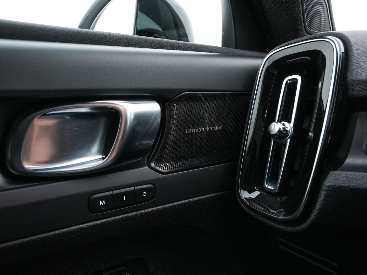 Volvo C40 Recharge Twin Intro Edition 78 kWh [ 3-Fase ] (INCL.BTW) Aut. *PANO | LEATHER-ALCANTARA | DIGI-COCKPIT | FULL-LED | HARMAN/KARDON | TOP-VIEW | NAVI-FULLMAP | ECC | PDC | KEYLESS | HEATED-SPORTSEATS | TOWBAR | 20''ALU*