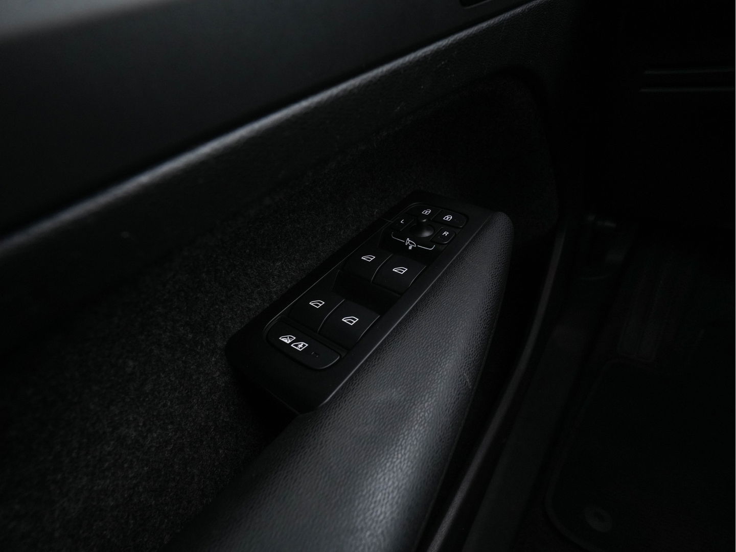 Volvo C40 Recharge Twin Intro Edition 78 kWh [ 3-Fase ] (INCL.BTW) Aut. *PANO | LEATHER-ALCANTARA | DIGI-COCKPIT | FULL-LED | HARMAN/KARDON | TOP-VIEW | NAVI-FULLMAP | ECC | PDC | KEYLESS | HEATED-SPORTSEATS | TOWBAR | 20''ALU*