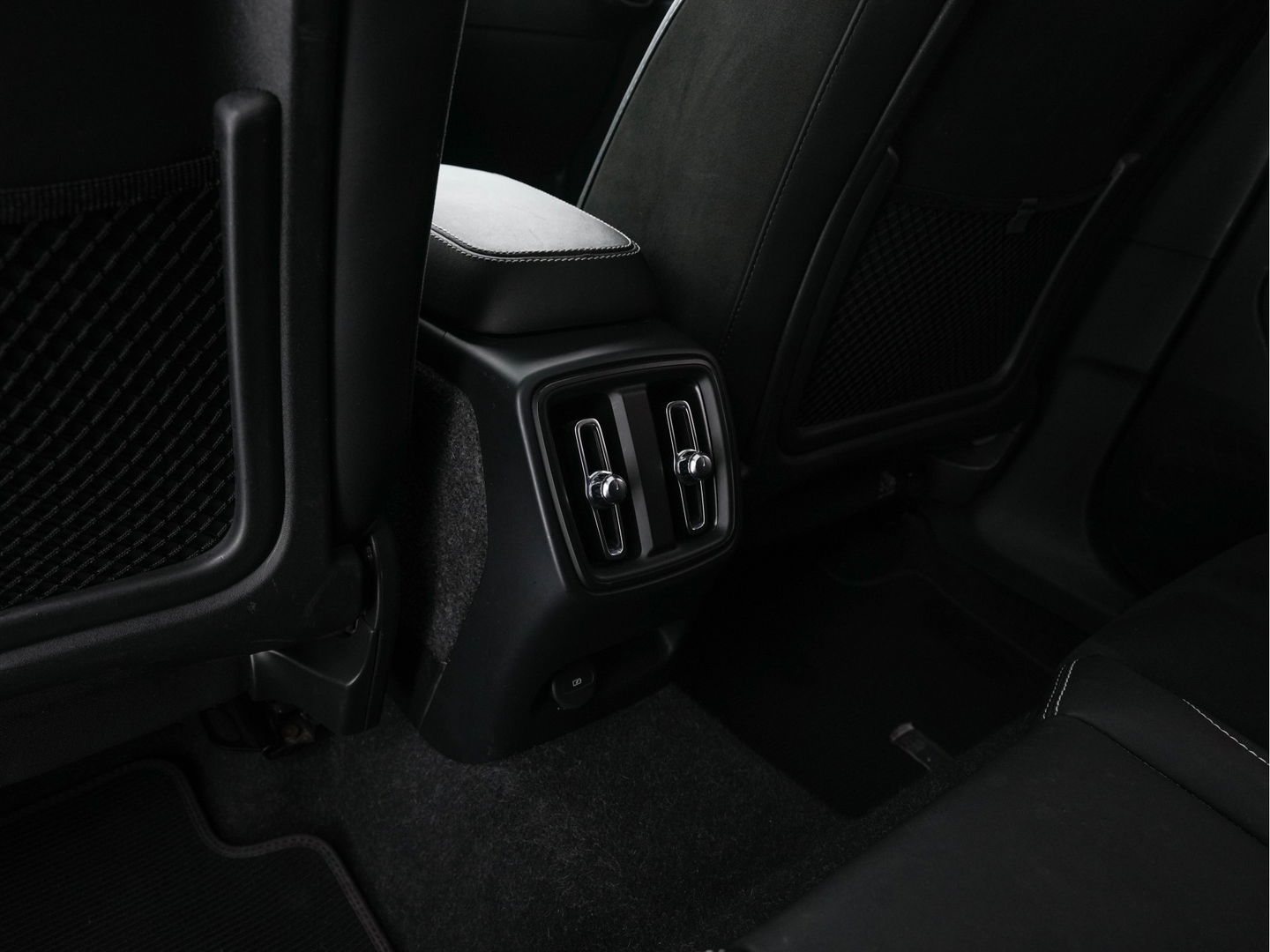 Volvo C40 Recharge Twin Intro Edition 78 kWh [ 3-Fase ] (INCL.BTW) Aut. *PANO | LEATHER-ALCANTARA | DIGI-COCKPIT | FULL-LED | HARMAN/KARDON | TOP-VIEW | NAVI-FULLMAP | ECC | PDC | KEYLESS | HEATED-SPORTSEATS | TOWBAR | 20''ALU*