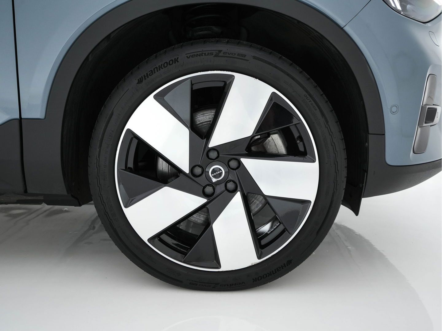 Volvo C40 Recharge Twin Intro Edition 78 kWh [ 3-Fase ] (INCL.BTW) Aut. *PANO | LEATHER-ALCANTARA | DIGI-COCKPIT | FULL-LED | HARMAN/KARDON | TOP-VIEW | NAVI-FULLMAP | ECC | PDC | KEYLESS | HEATED-SPORTSEATS | TOWBAR | 20''ALU*