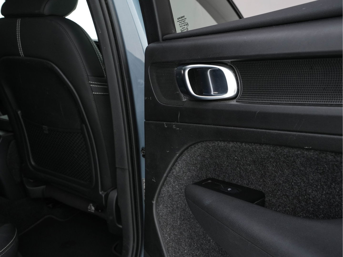 Volvo C40 Recharge Twin Intro Edition 78 kWh [ 3-Fase ] (INCL.BTW) Aut. *PANO | LEATHER-ALCANTARA | DIGI-COCKPIT | FULL-LED | HARMAN/KARDON | TOP-VIEW | NAVI-FULLMAP | ECC | PDC | KEYLESS | HEATED-SPORTSEATS | TOWBAR | 20''ALU*