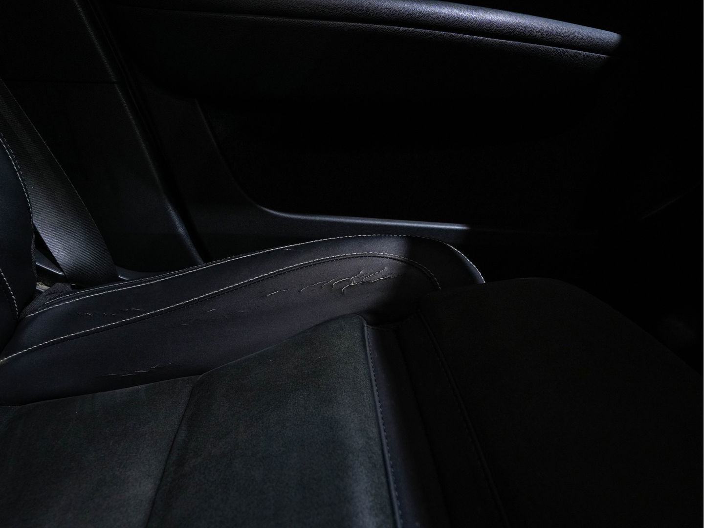 Volvo C40 Recharge Twin Intro Edition 78 kWh [ 3-Fase ] (INCL.BTW) Aut. *PANO | LEATHER-ALCANTARA | DIGI-COCKPIT | FULL-LED | HARMAN/KARDON | TOP-VIEW | NAVI-FULLMAP | ECC | PDC | KEYLESS | HEATED-SPORTSEATS | TOWBAR | 20''ALU*