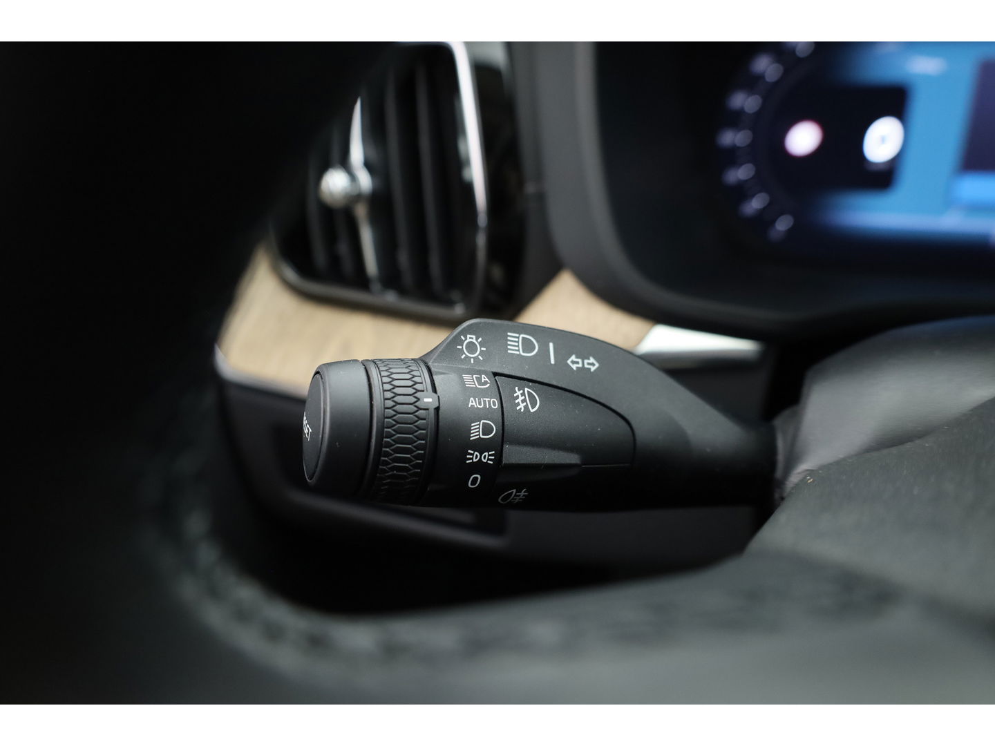 Volvo XC60 2.0 T8 Plug-in hybrid AWD Ultra Dark | Facelift | Forest Lake | Luchtvering | Massage | Bowers & Wilkins |