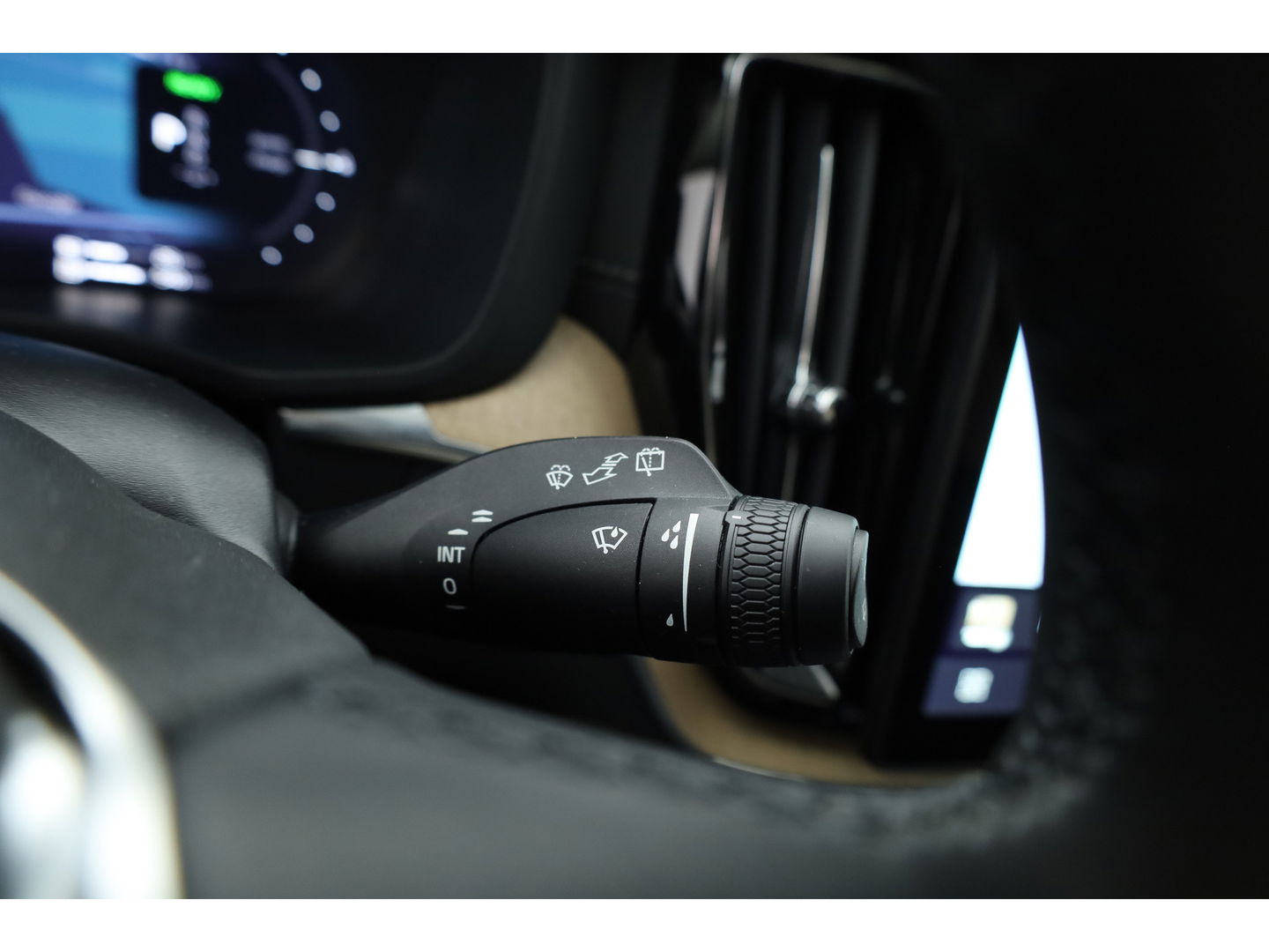 Volvo XC60 2.0 T8 Plug-in hybrid AWD Ultra Dark | Facelift | Forest Lake | Luchtvering | Massage | Bowers & Wilkins |