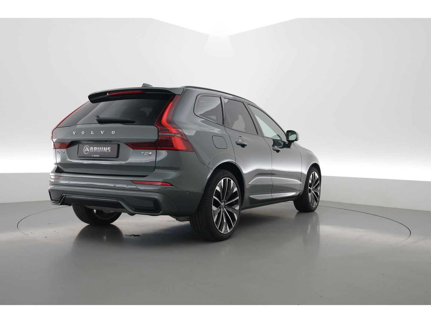 Volvo XC60 2.0 T8 Plug-in hybrid AWD Ultra Dark | Facelift | Forest Lake | Luchtvering | Massage | Bowers & Wilkins |