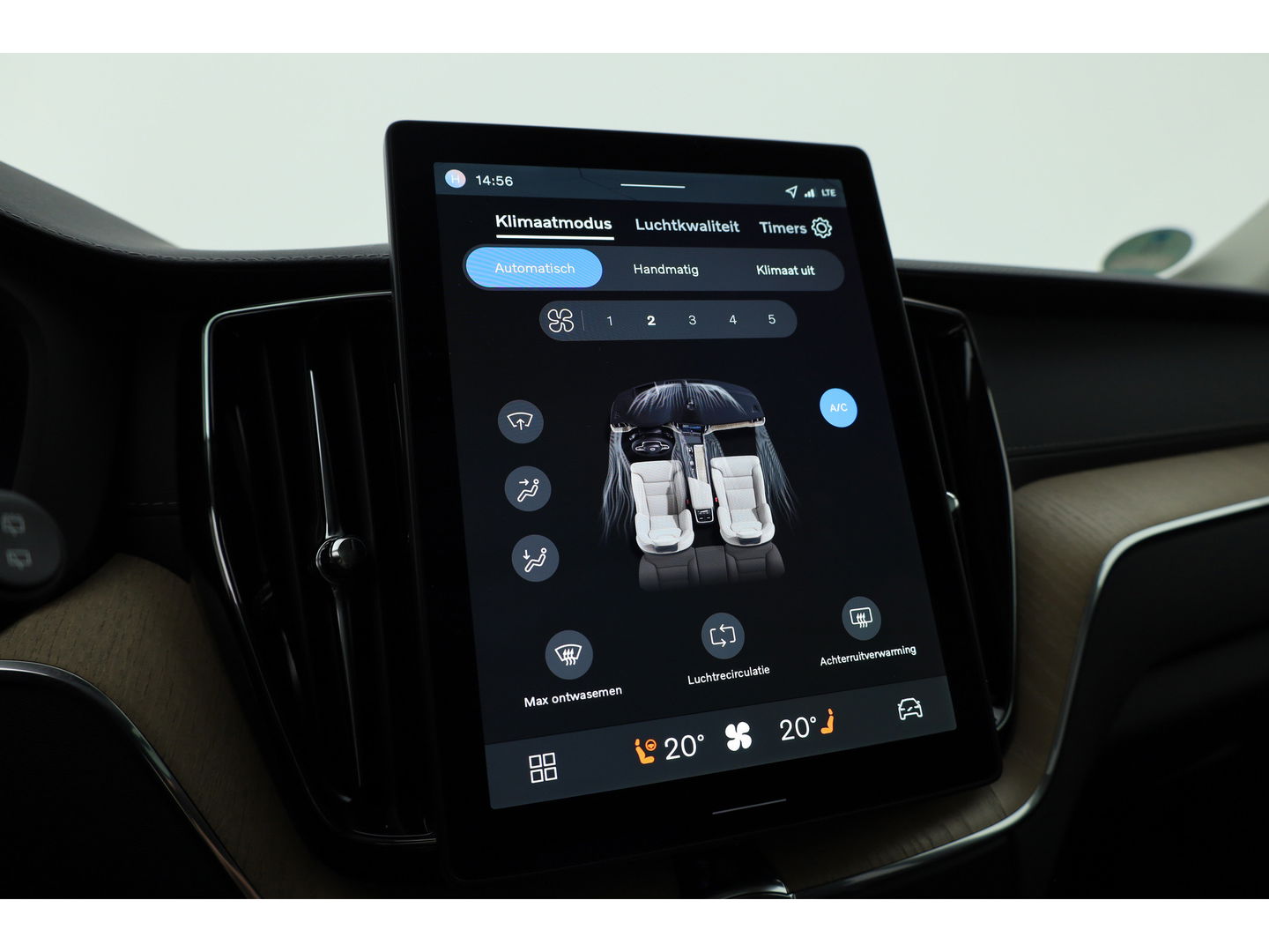 Volvo XC60 2.0 T8 Plug-in hybrid AWD Ultra Dark | Facelift | Forest Lake | Luchtvering | Massage | Bowers & Wilkins |